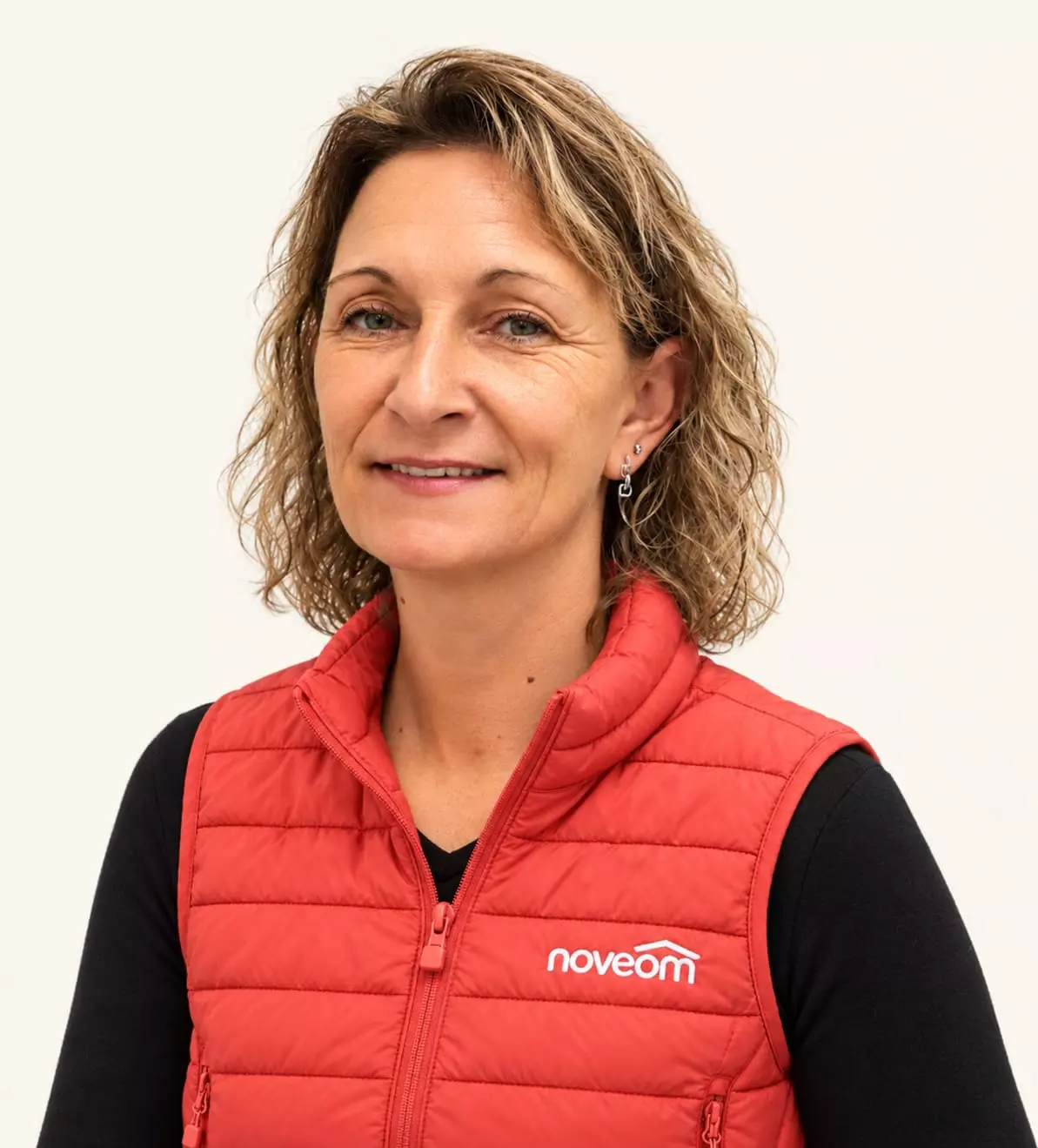 Portrait de Laetitia Levionnois, conseillère en rénovation et confort de l'habitat chez Noveom à Perpignan.